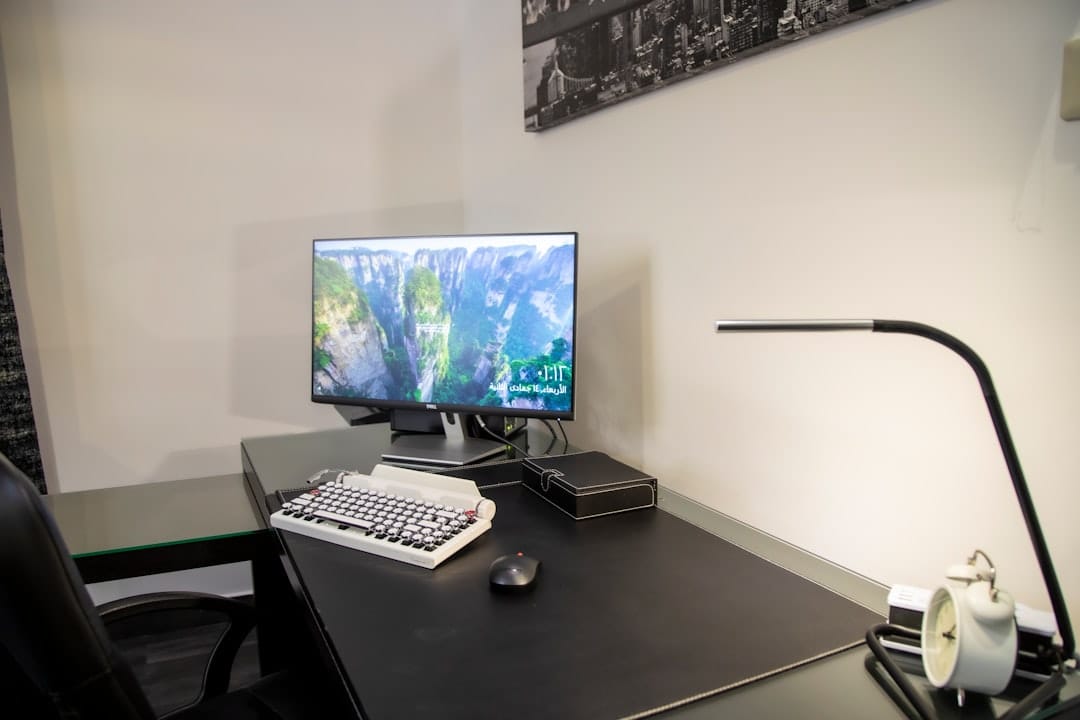Mejores Brazos para Monitor Ergonómicos para Oficina en Casa (Guía para Jefes de Operaciones)