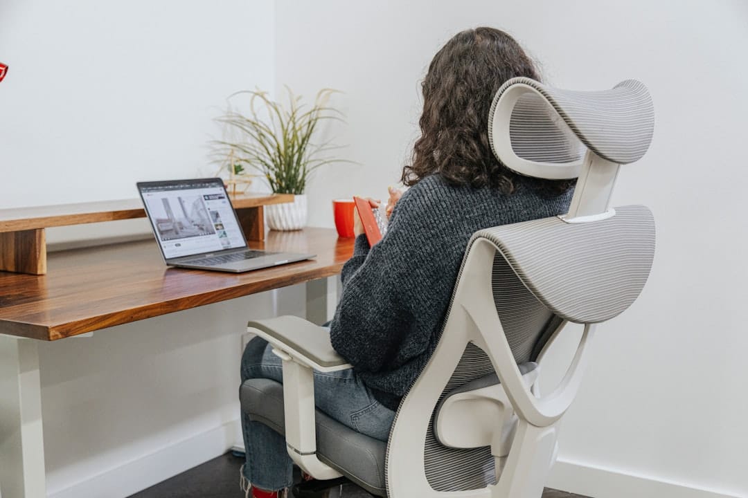 Domina la Configuración de tu Oficina en Casa Ergonómica para Espacios Pequeños: Comodidad y Productividad al Máximo