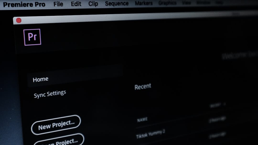 Descript vs. Premiere Pro AI: Comparativa honesta para gerentes de operaciones (2026)