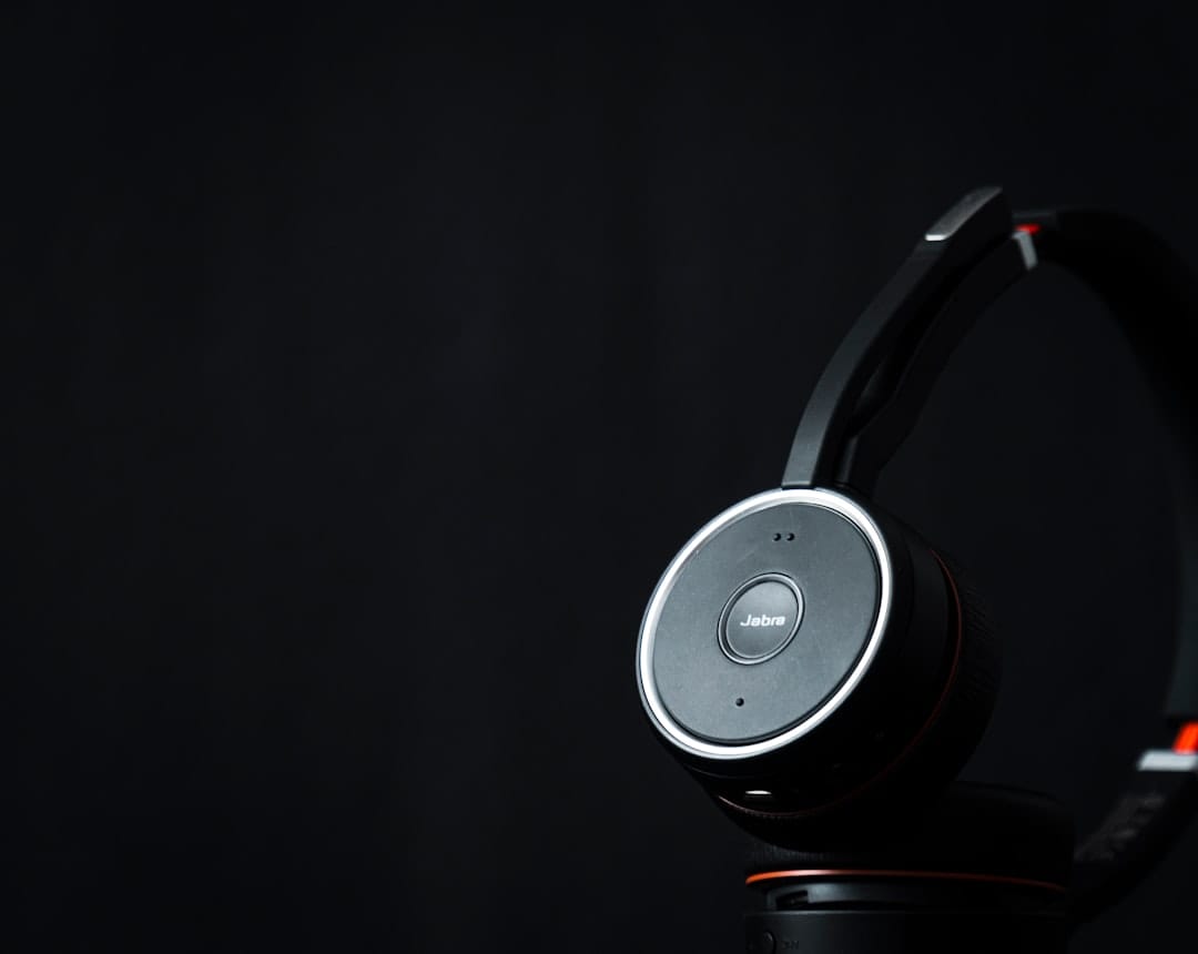 Jabra Evolve2 65 vs. Logitech Zone Wireless: ¿Cuál es el mejor audífono para tu equipo en 2026?