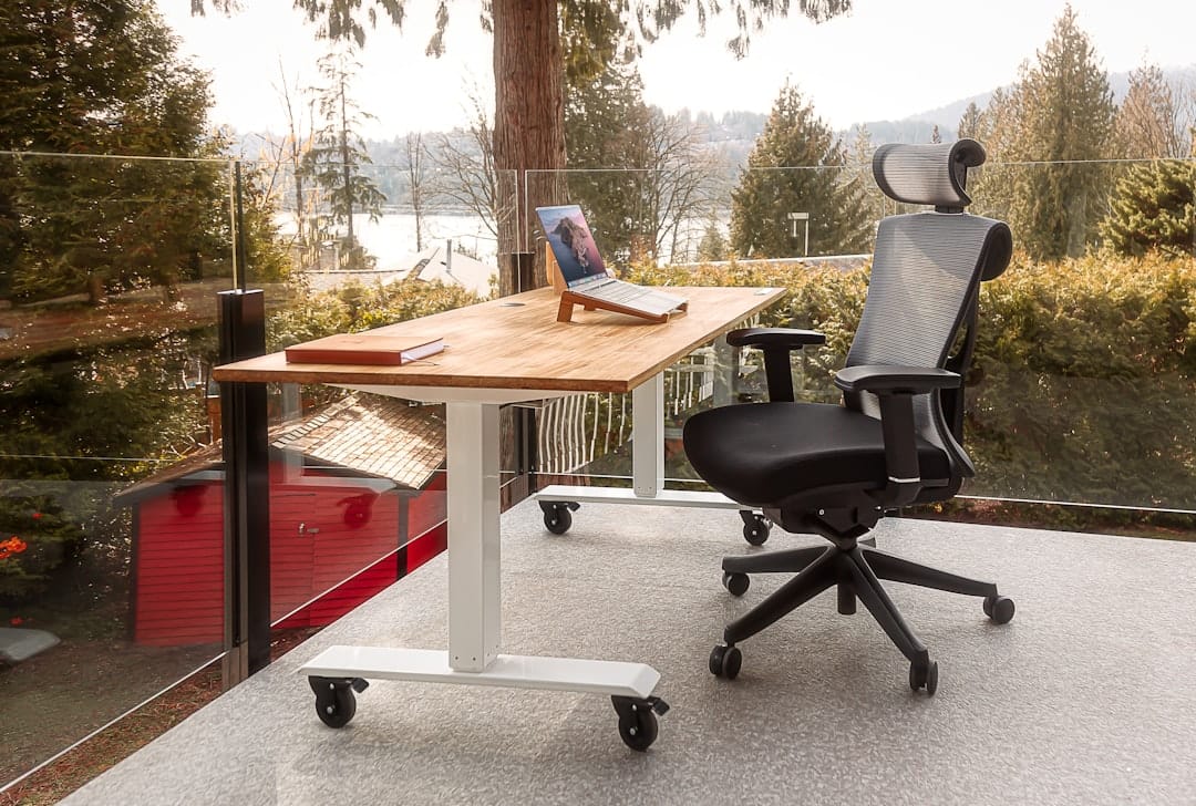 Guia de Compra de Acessórios Ergonômicos para Home Office: Produtividade e Bem-Estar no Brasil